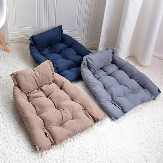 coussin chien comfort durable présentés en trois couleurs sur un tapis