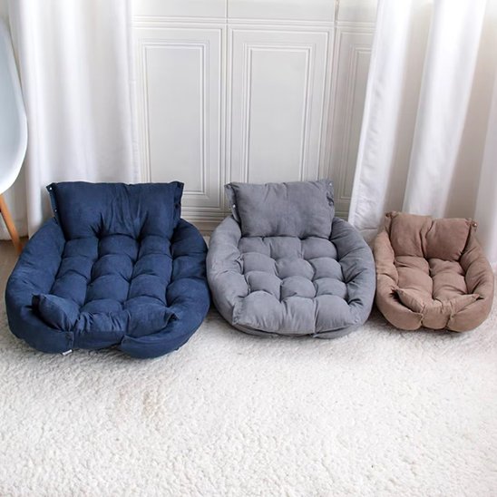 coussin chien comfort durable présentés en trois couleurs sur un tapis blanc
