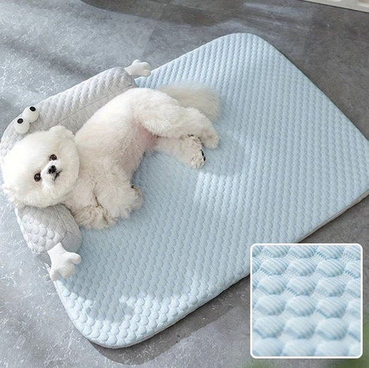 Petit chien couché sur Coussin chien bleu - Confort Lavable - Gamelle et Cie pour Chien