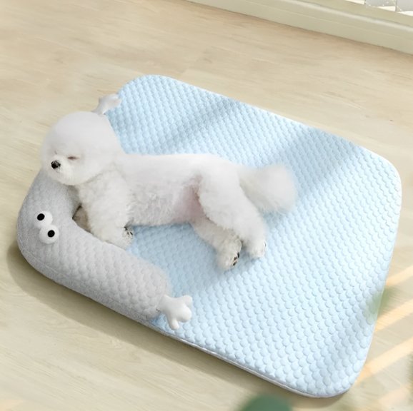Petit chien dort sur Coussin chien bleu- Confort Lavable - Gamelle et Cie pour Chien