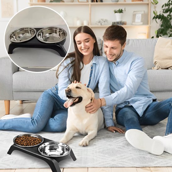 Propriétaires et chien assis à côté de la Gamelle chien surélevée Double Inox.