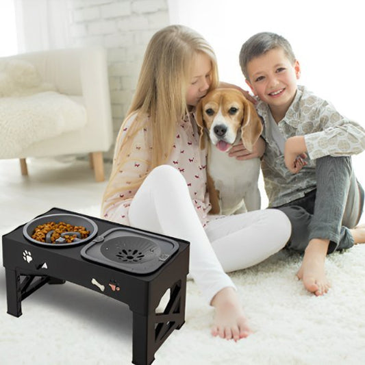 Deux enfants et un chien dans salon avec gamelle chien surélevée noir