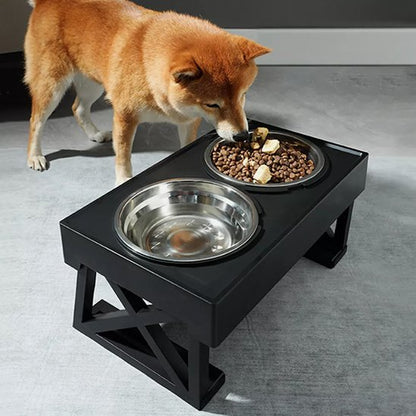 Chien en train de manger dans sa Gamelle chien Surélevée noir dans salon.