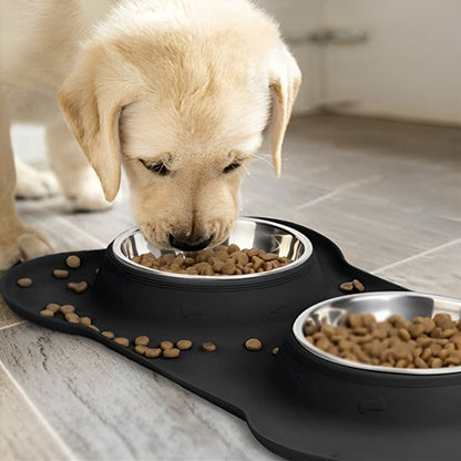 chiot Labrador mange des croquettes dans une double gamelle pour chien anti-débordement
