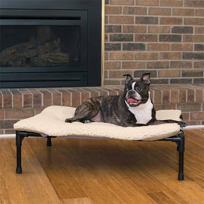 Chien couché sur Lit pour chien blanc surélevé - Respirant - Gamelle et Cie pour chien