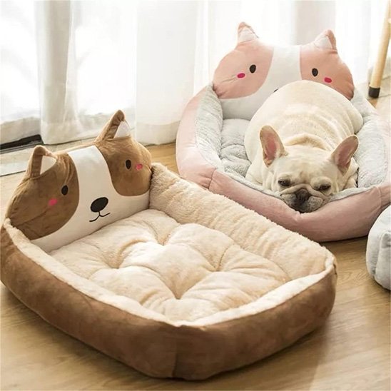 Chien couché dans Panier chien rose Confort Élégant - Gamelle et Cie pour Chien