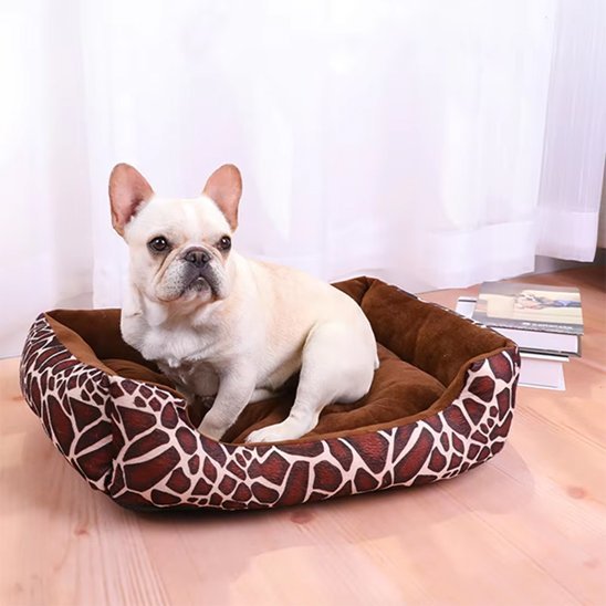 Chien dans Panier pour chien couleur girafe - Ultra - Douillet - Gamelle et Cie pour Chien